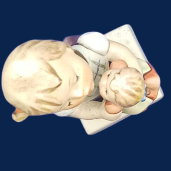 Hummel Goebel Vtg Figurine "Kiss Me" Girl With Doll '6' - Picture 8 of 10